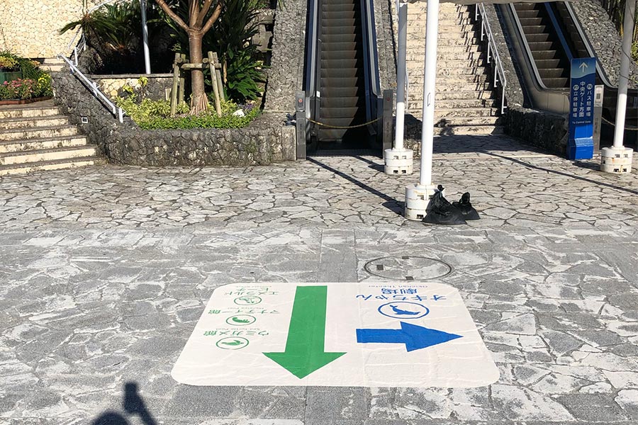 エスカレーターを降りてから進む方向に迷わない床シート案内