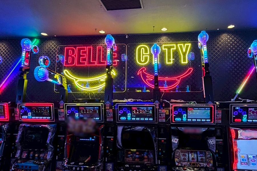 シンプルな背景に浮かび上がるLEDネオン看板がエモさを演出