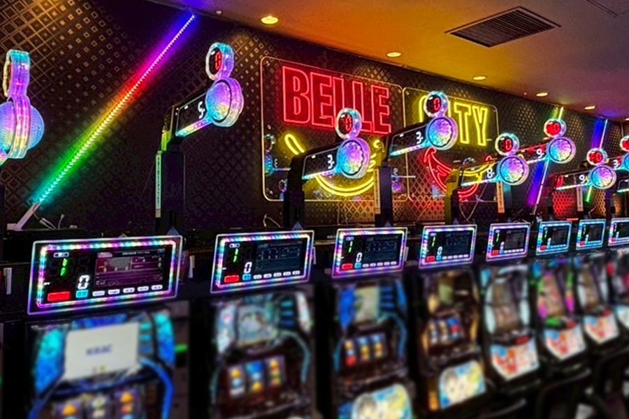 レインボーのスラッシュバーとLEDネオンでカラフルな光の壁面演出