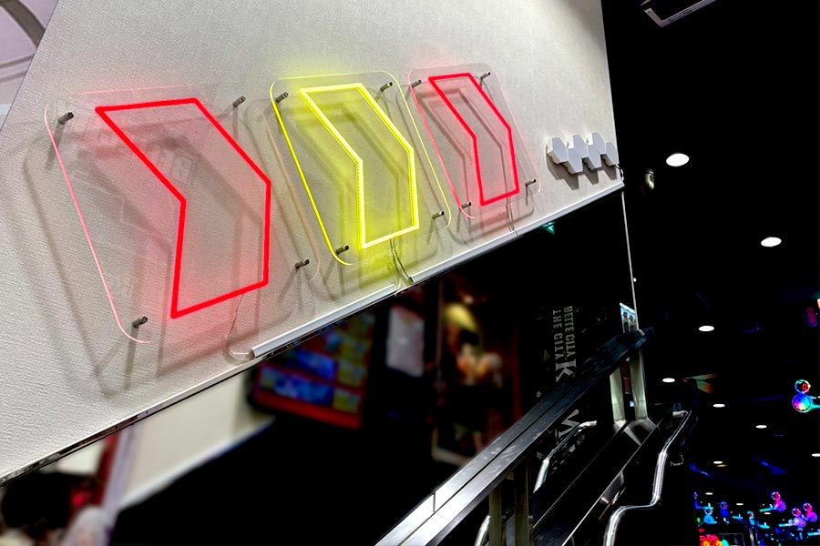 階段のサインもネオンで未来的な雰囲気に