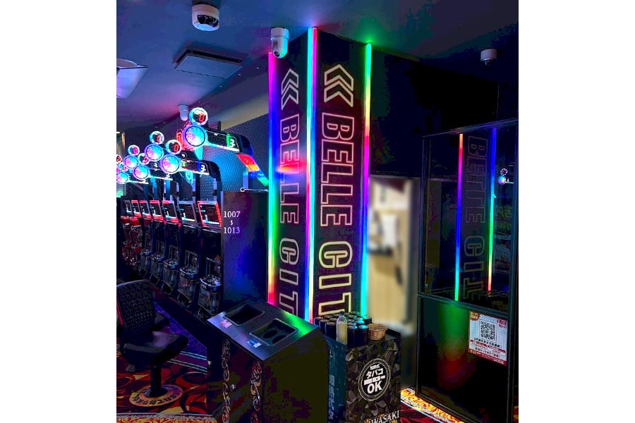 柱シートにレインボーのLEDの縁取りでエモ空間に