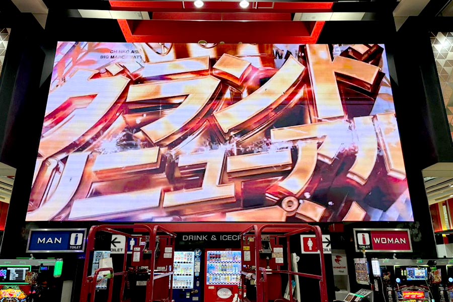 グランドリニューアルの文字が輝くLEDレインボービジョン