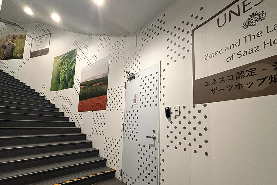 EXPO2025 チェコパビリオンの階段壁面ラッピング制作事例