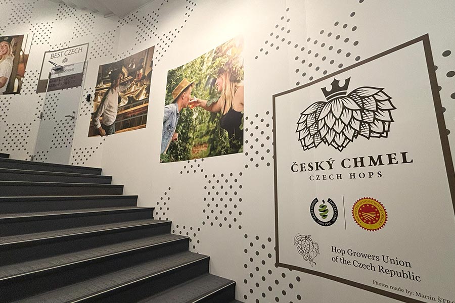 2025年日本国際博覧会のチェコパビリオンの階段を飾る「俺の壁紙」