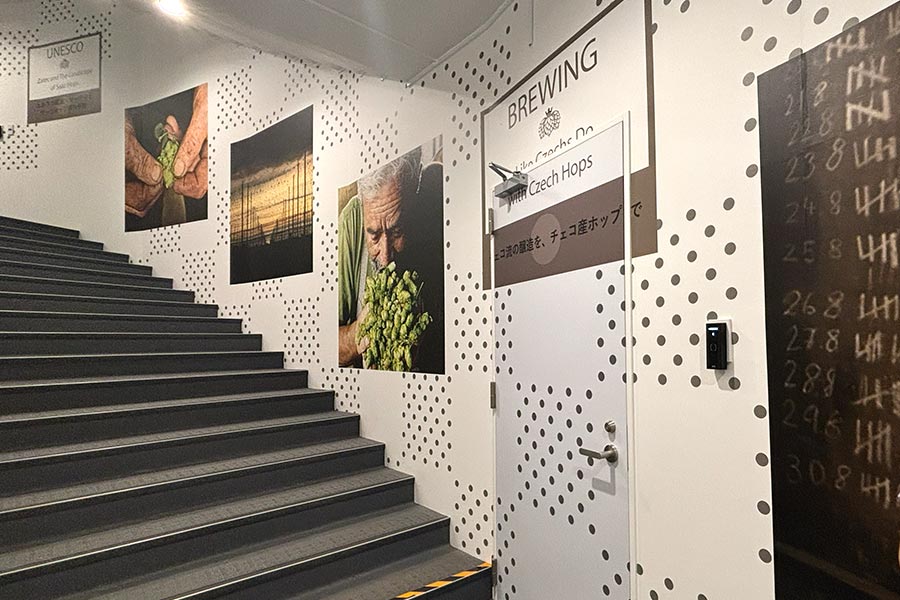 扉もオリジナル壁紙で空間に溶け込んだデザインに