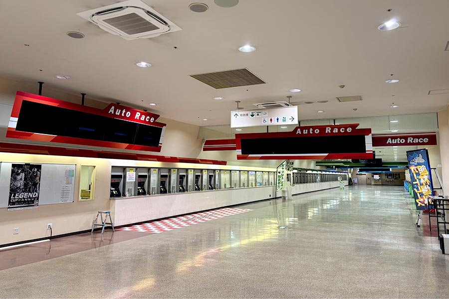 トーターレボリューションドーム館林、オートレースコーナーの装飾事例