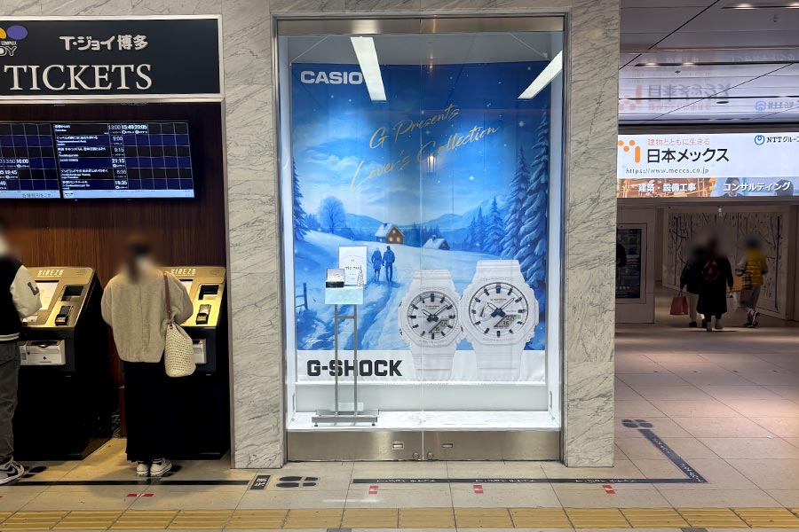 AMUプラザ博多駅内のショーケース装飾、タペストリー制作事例