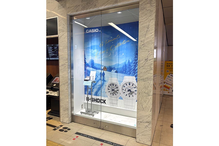 季節感のあるタペストリーを背景にして期間限定商品を引き立てる