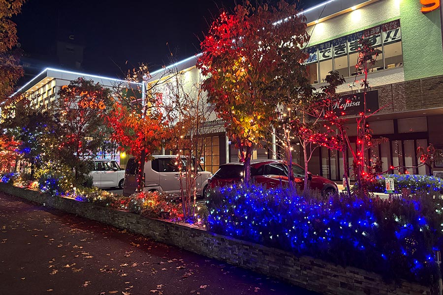 スロット専門店の外観を鮮やかに彩るイルミネーション