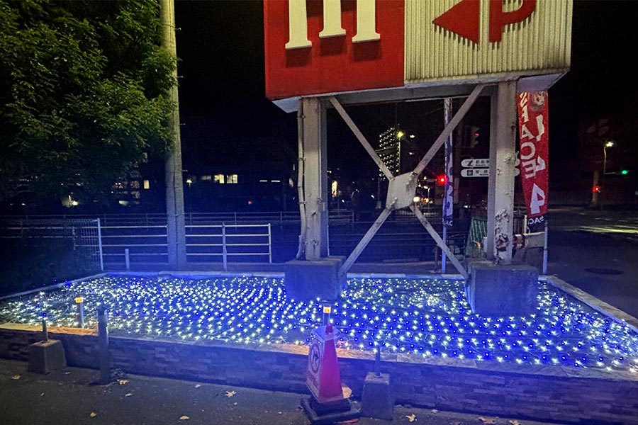 看板下の植え込みもLEDを敷き詰め夜に目立つイルミネーション