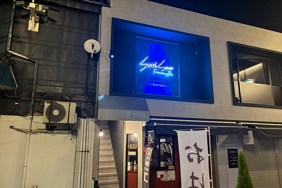 アクリルとネオンに印刷とLEDを組み合わせ、スタイリッシュな看板に