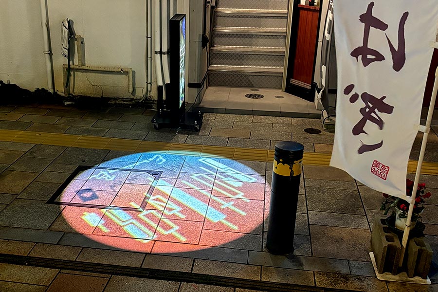BARの前に屋外用のゴボライト（ロゴライト）を設置して集客