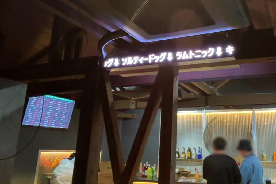 ティッカー風演出をスリットバーで実現した店内内装
