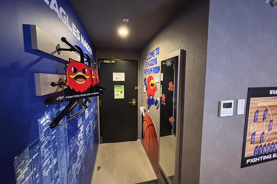 ホテルの一室がファイティングイーグルス名古屋一色に染められたコンセプトルーム