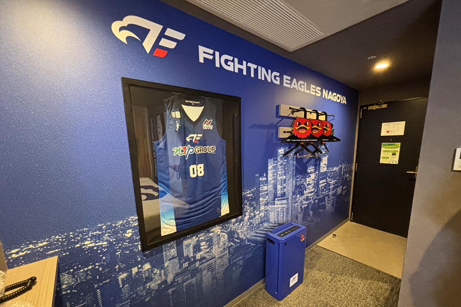 オリジナル壁紙「俺の壁紙」で部屋の雰囲気をガラッと変えユニフォームを引き立てる