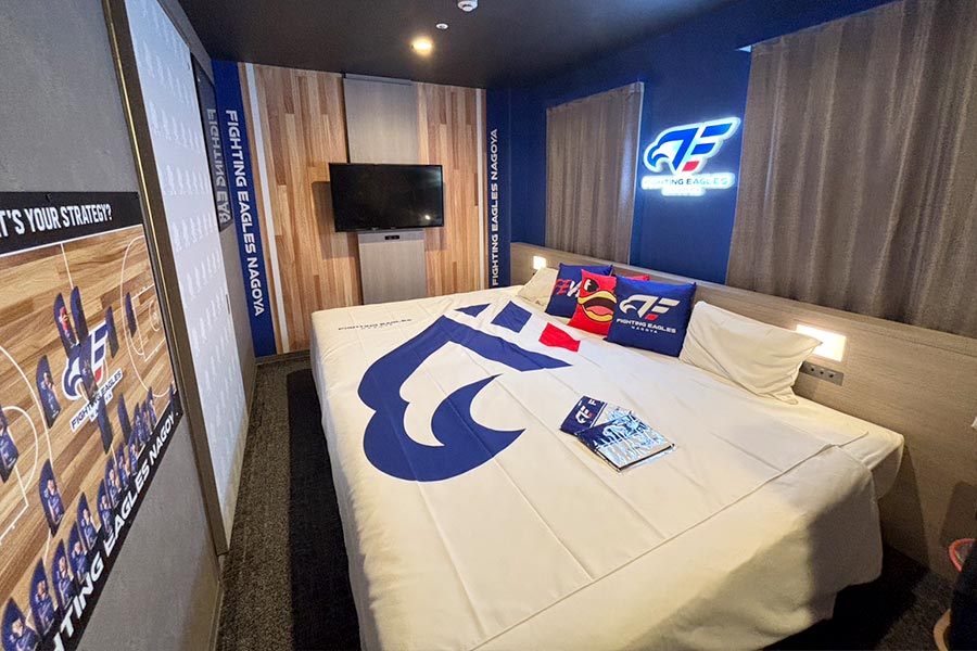 ベッド上の内照式ロゴサインでプレミアム感マシマシ