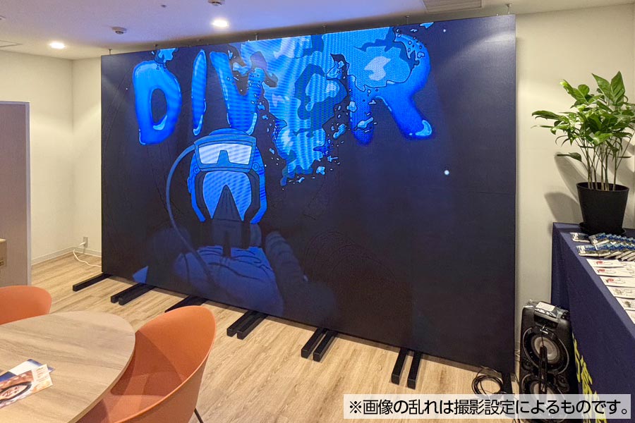 アニメーションを映し出す3WAYビジョン連結大画面