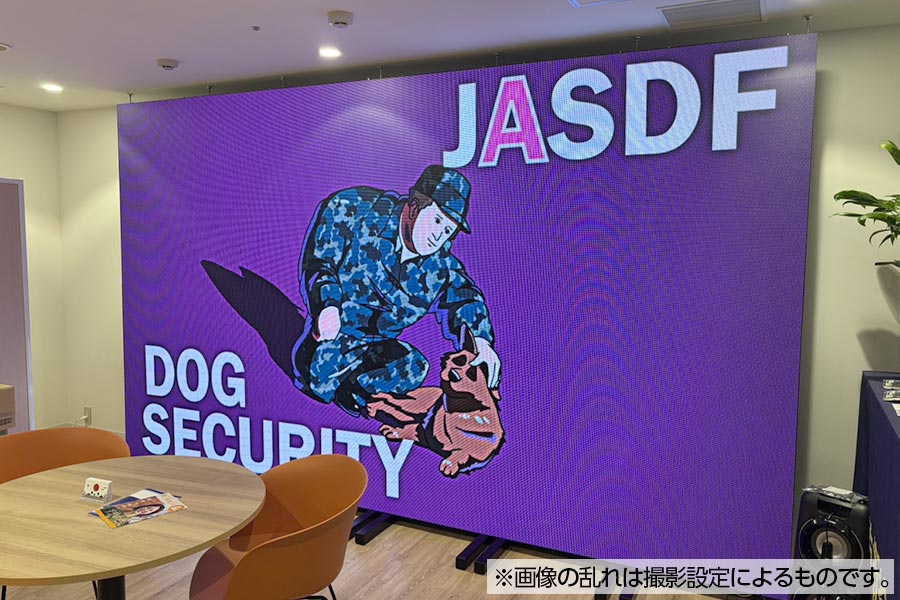 奥のスペースで連結大画面で3WAYビジョンを使用