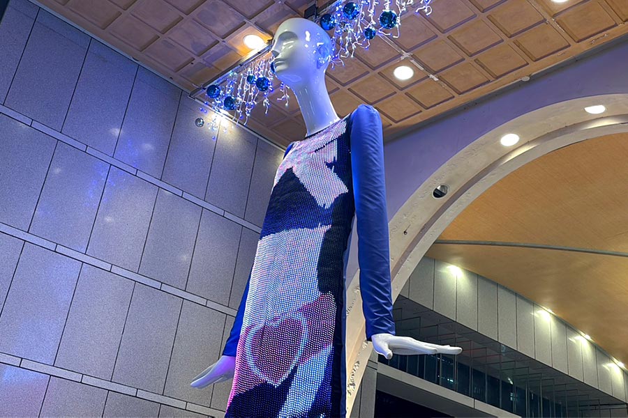 名古屋駅シンボル ナナちゃん人形の早着替えLEDフラッグビジョン衣装