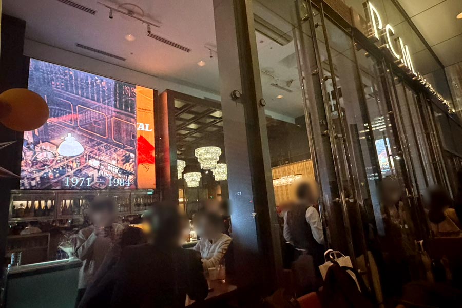 ガラス越しに店外からもよく見える室内の巨大LEDビジョン