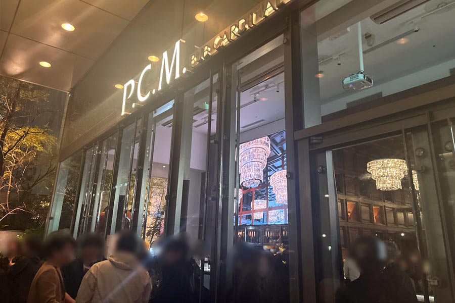 店内のシャンデリアの映像で豪華さが更にアップ