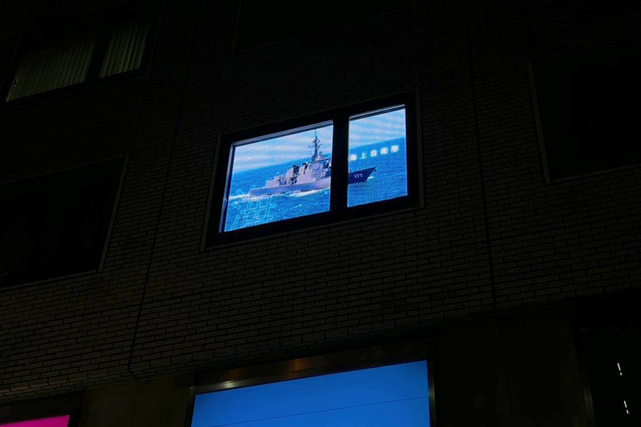 窓面に設置できる高輝度LEDビジョンシースルービジョン