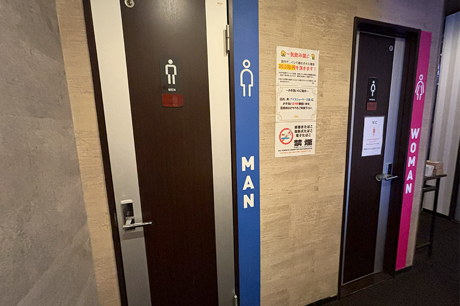 分かりやすくおしゃれな俺の壁紙によるトイレのシート装飾
