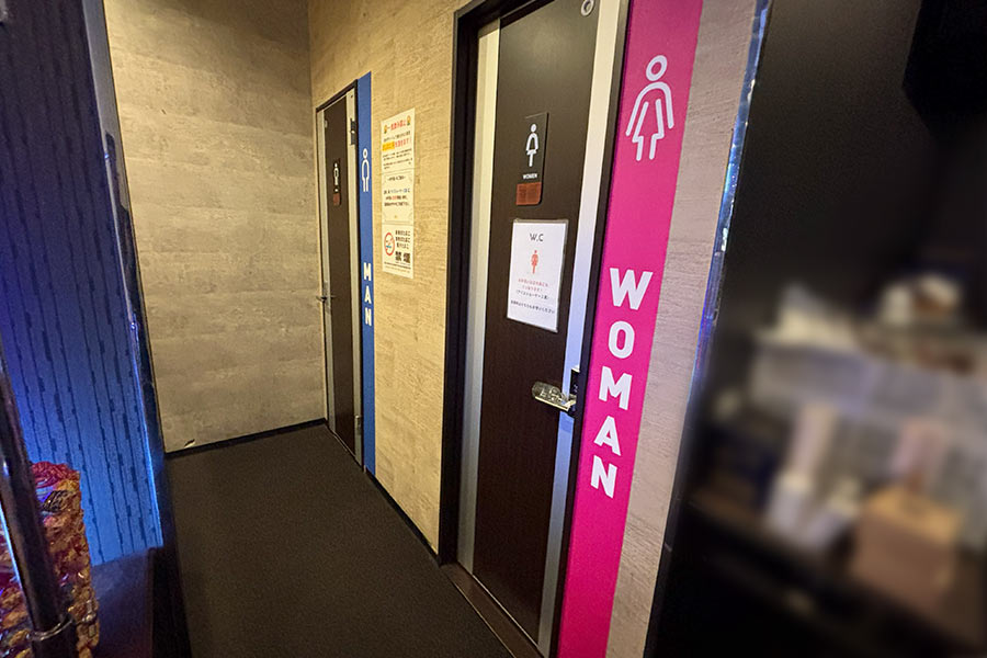 俺の壁紙で扉だけでなく壁面も使い視認性の高いトイレ案内に