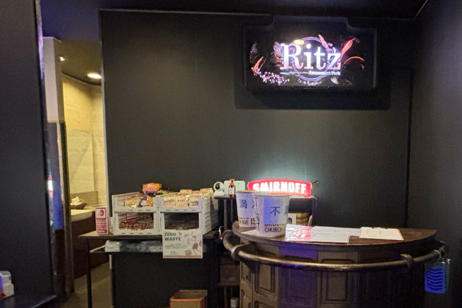 兵庫県姫路市の飲食店・アミューズメントバー受付にロゴが浮かぶZANZO-42SOUND+2連結