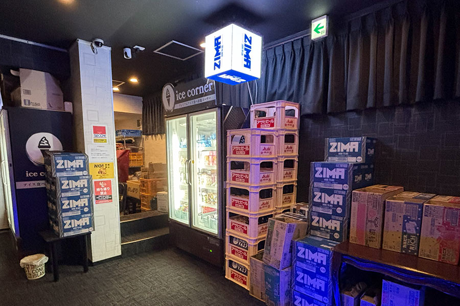 サイコロ型キューブビジョンでZIMAロゴがお洒落に動くバーにぴったりの演出
