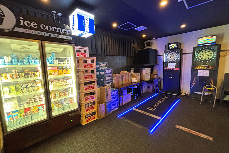ダーツ前のLEDのラインやキューブビジョンでお洒落なアミューズメントバー