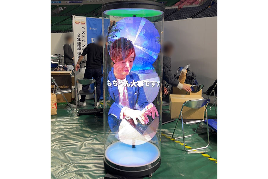 連結したZANZOで社長がビジョンを語る縦動画が浮かび上がるインパクト大な演出に