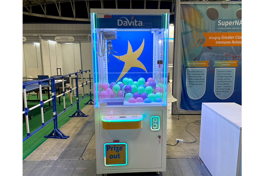 世界最大級のヘルスケア企業「DaVita」ロゴやマークをあしらったオリジナルクレーンゲームで展示会ブースに集客