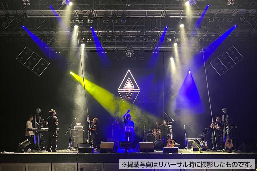 ライブステージの背景として使用されたLEDシースルービジョン