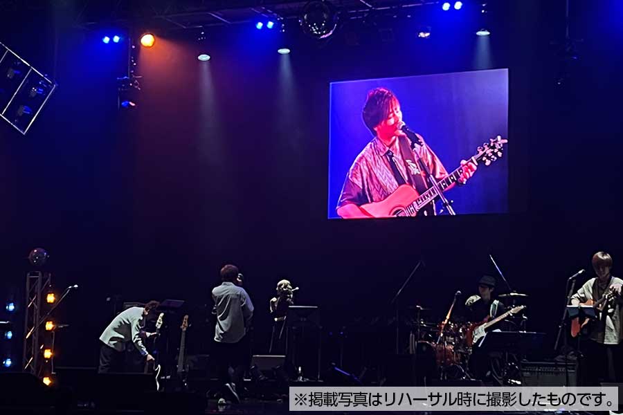 アーティスト本人の動画が背景で流れ、後ろの席でも満足度の高いライブに