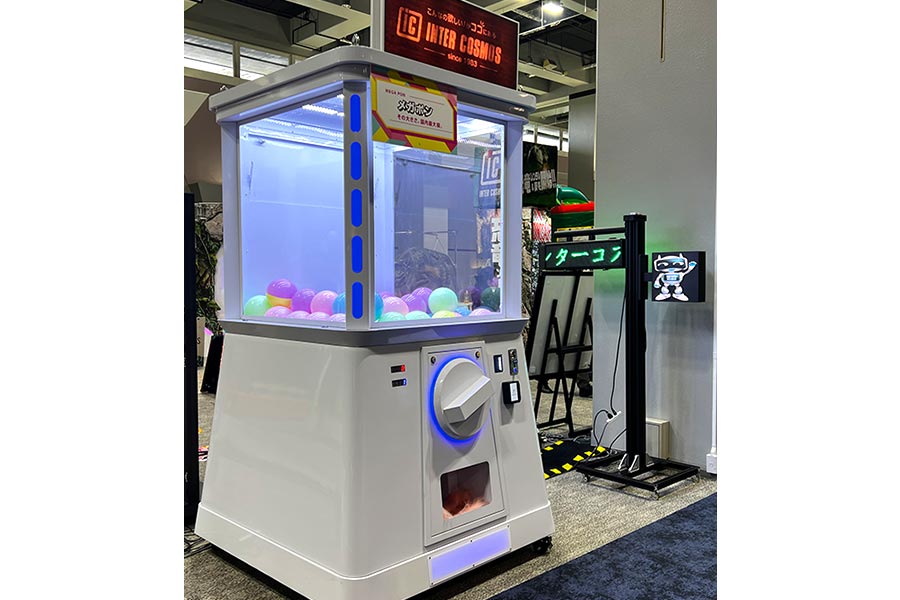 抽選カードは巨大カプセルマシンの「メガポン」でゲット