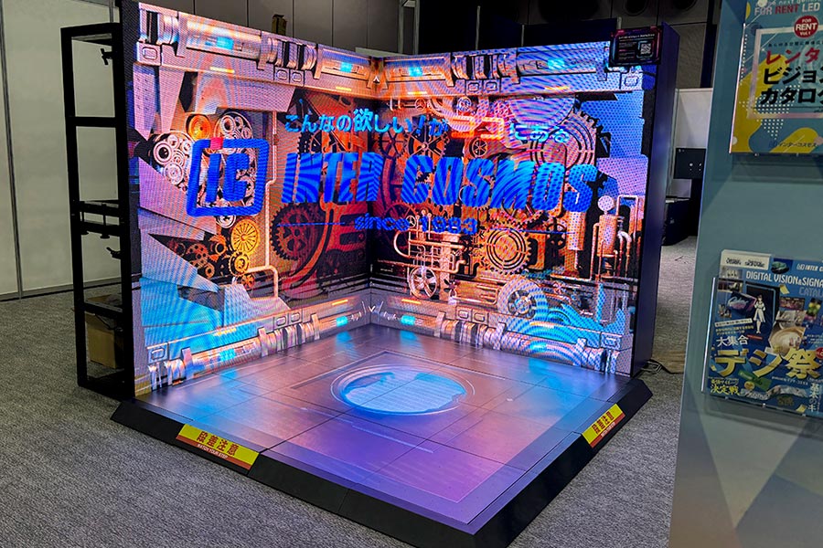 壁と床、レインボービジョンとフロアビジョンによる錯視3D空間