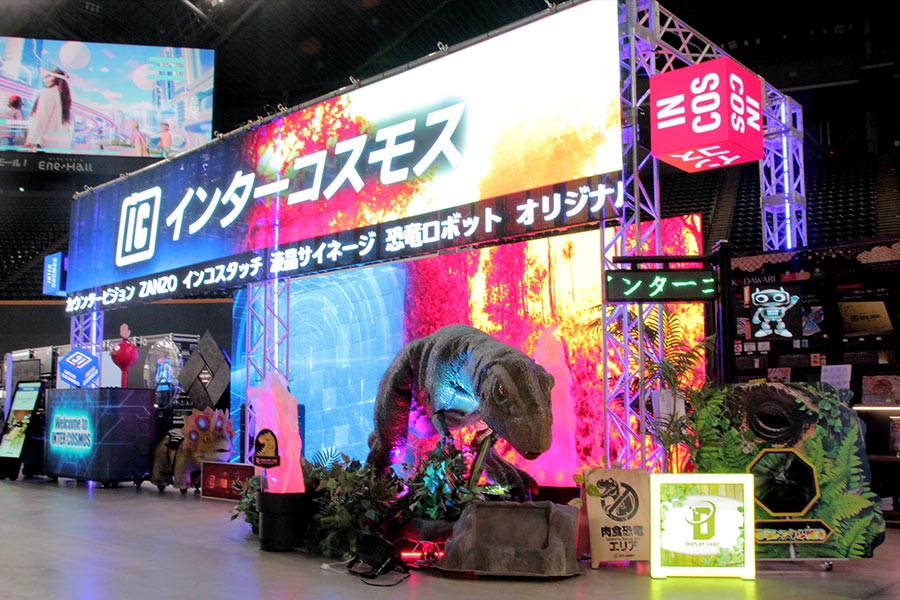 高輝度なLEDビジョンで一際目立つ明るいブース