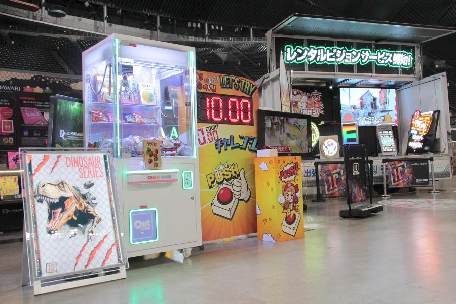 ブース向かって右側には遊べる集客ツールとデモトラを展示