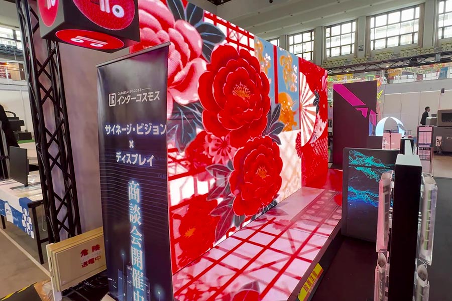 展示会ブース奥では壁と床をLEDビジョンにして迫力ある映像空間に