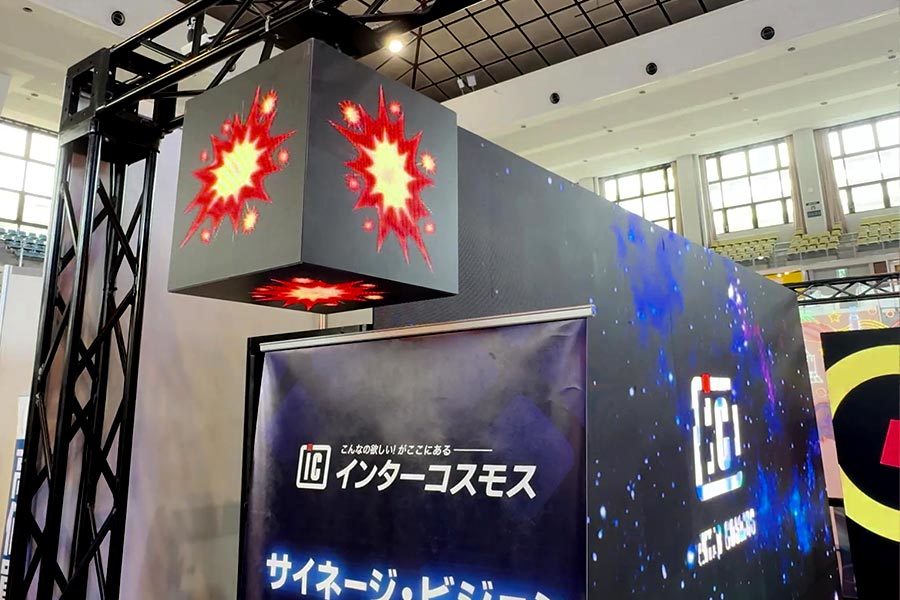 さいころ型LEDキューブビジョンを天吊りにして立体感のある演出に