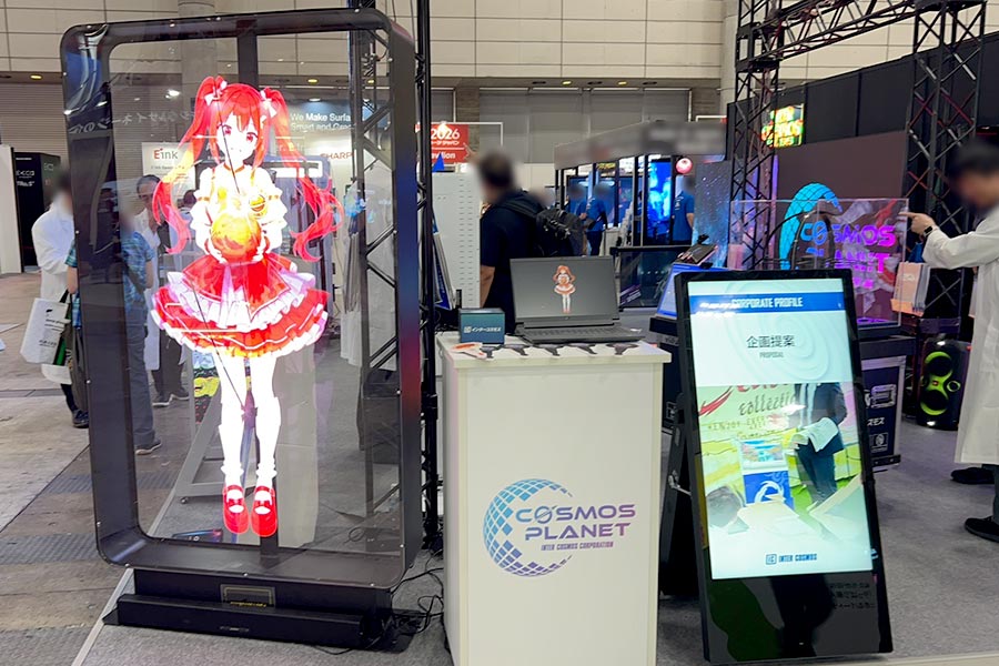 ホログラムサイネージZANZO LIVE+の縦連結でAIアイドルが空中に浮かび上がる