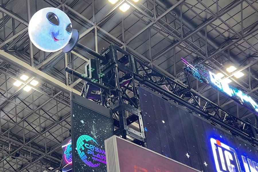 3DホログラムサイネージZANZO-50 BALL（壁付け）で宇宙人の顔が空中に