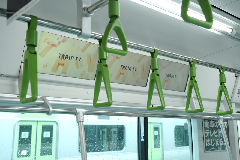 電車扉上で放映されるトレインチャンネル