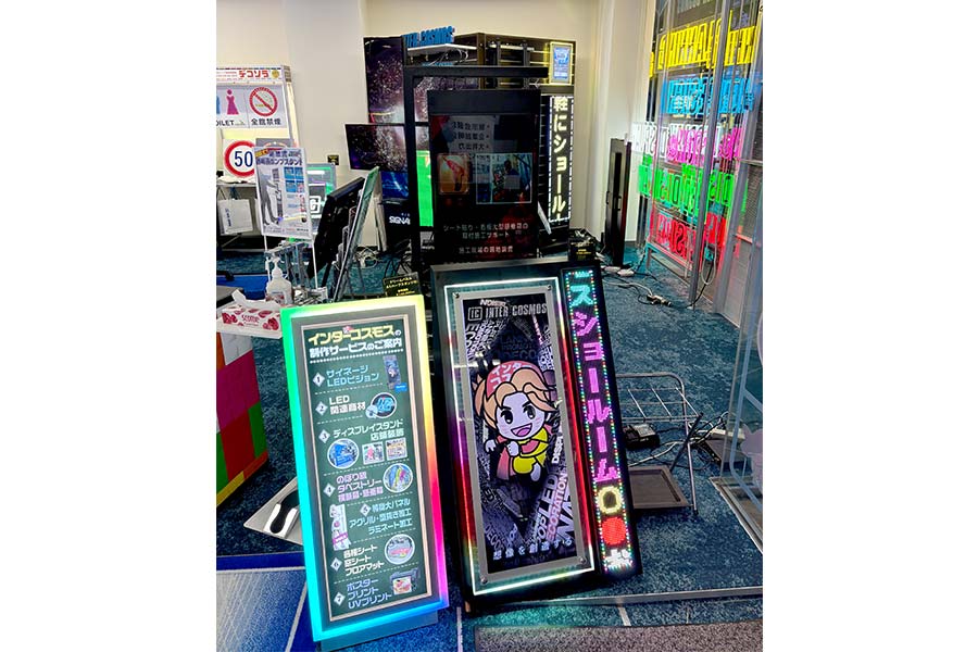 LEDの文字とポスターを組み合わせて訴求効果UP