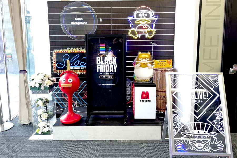 ビッグクラッピーをはじめ、店舗装飾物を多数展示