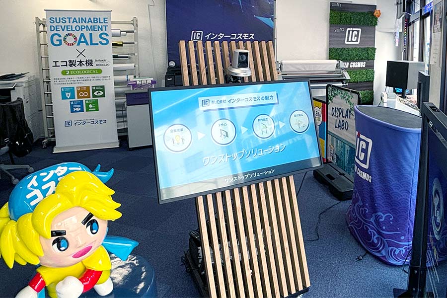 置き型デジタルサイネージと巨大フィギュア