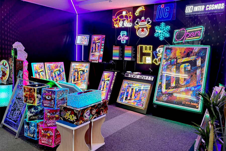 流行のLEDネオンや光るポスターパネル