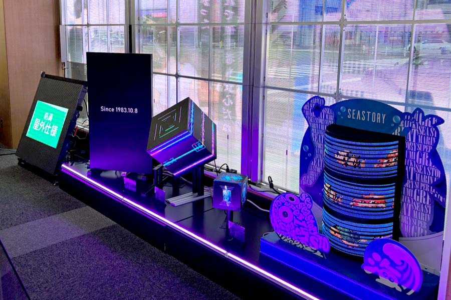 特殊な形のLEDビジョンも豊富に展示