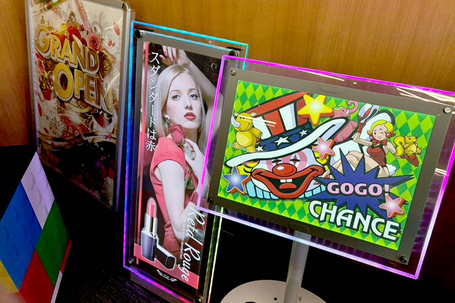 縁がLEDで輝くポスタースタンド